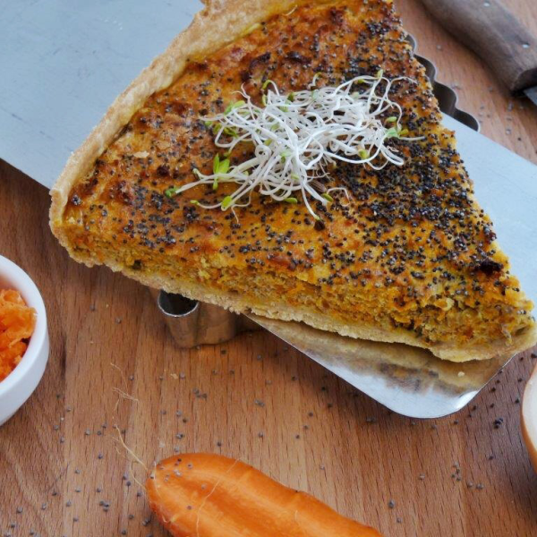 Tarte à l&rsquo;oignon et carotte aux graines de&nbsp;pavot