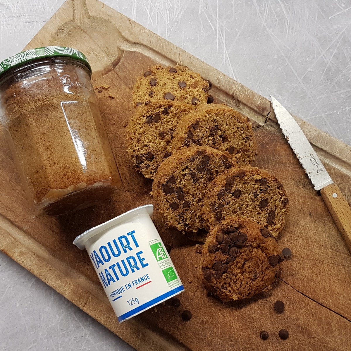 Gâteau au yaourt, aux noisettes et au chocolat cuit dans un&nbsp;bocal