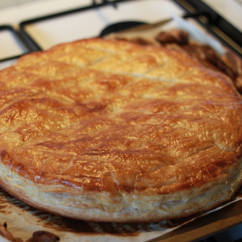 Galette des rois aux amandes, pistaches et&nbsp;dattes