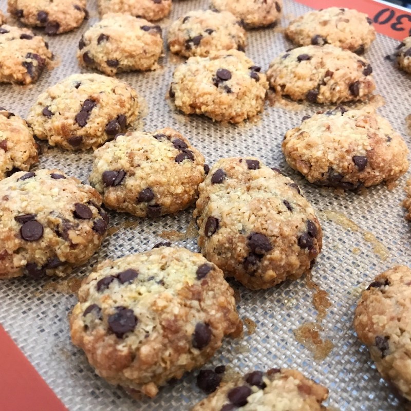 Biscuits aux flocons d&rsquo;avoine, pépites de chocolat et noix de&nbsp;pécan