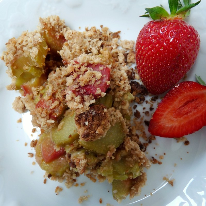 Crumble fraises, rhubarbe et noix de&nbsp;coco