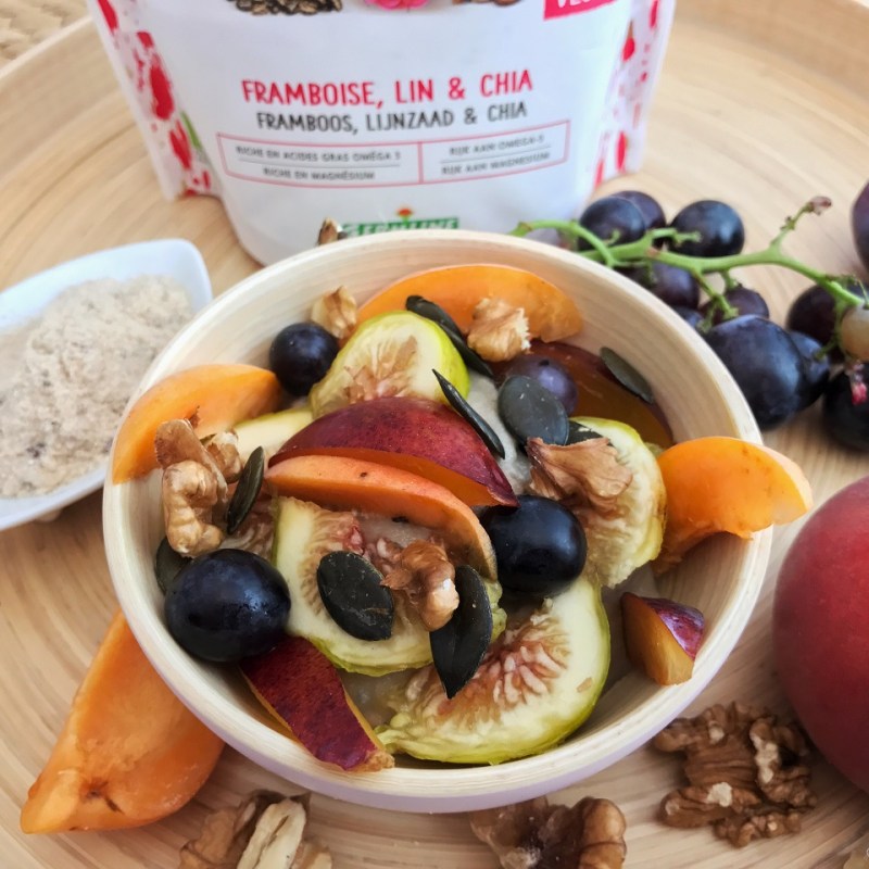 Petit-déjeuner santé aux graines germées et fruits&nbsp;frais