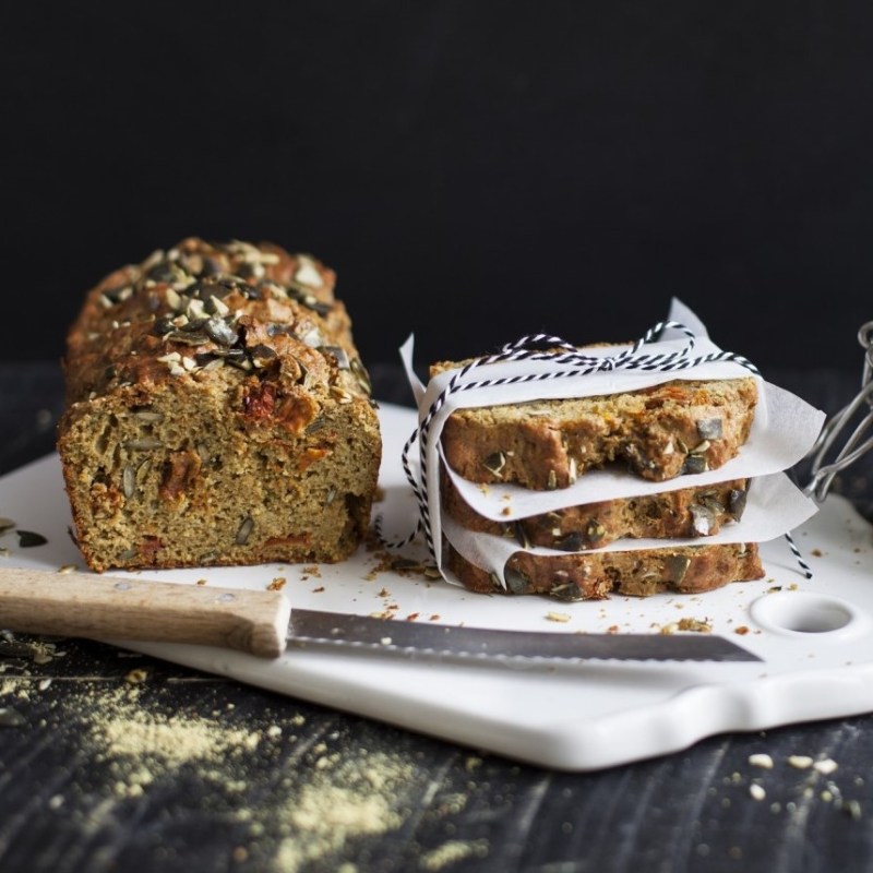 Cake aux graines de courge et tomates séchées (sans&nbsp;gluten)