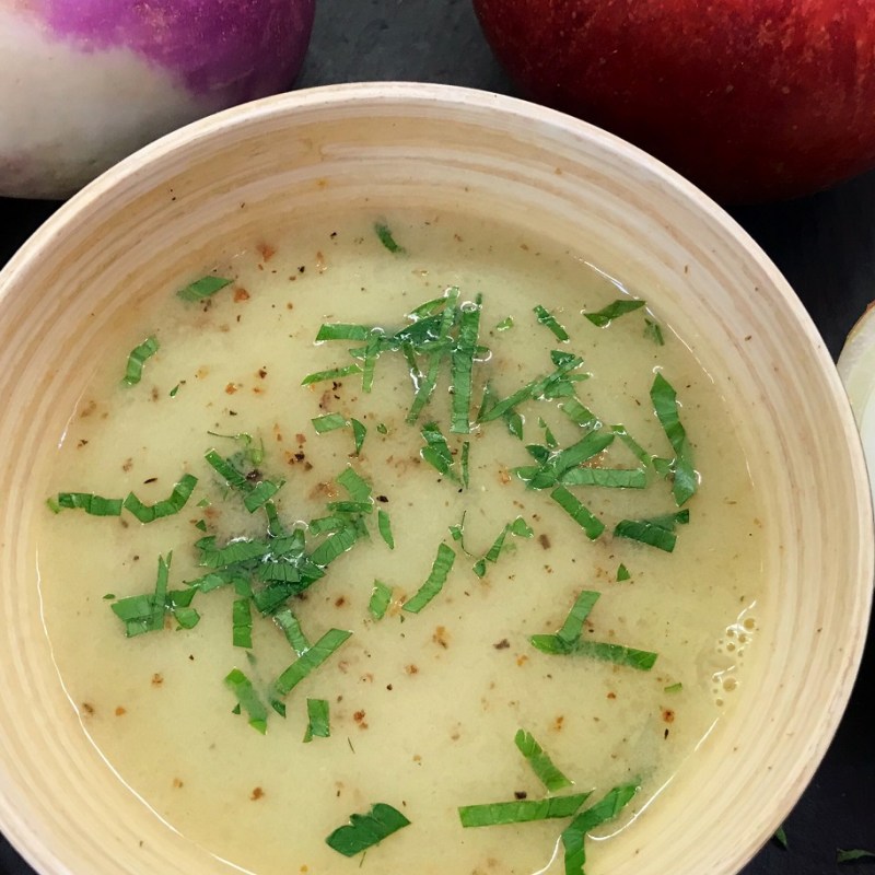 Soupe de navets à la pomme et au&nbsp;curry