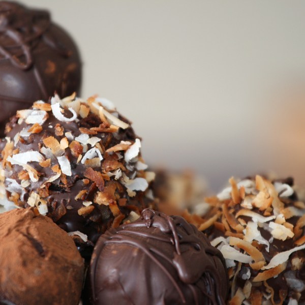 Bouchées au chocolat noir, aux dattes et aux&nbsp;noix