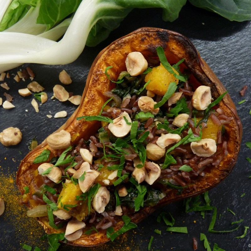 Courge butternut farcie aux blettes, noisettes et&nbsp;épices