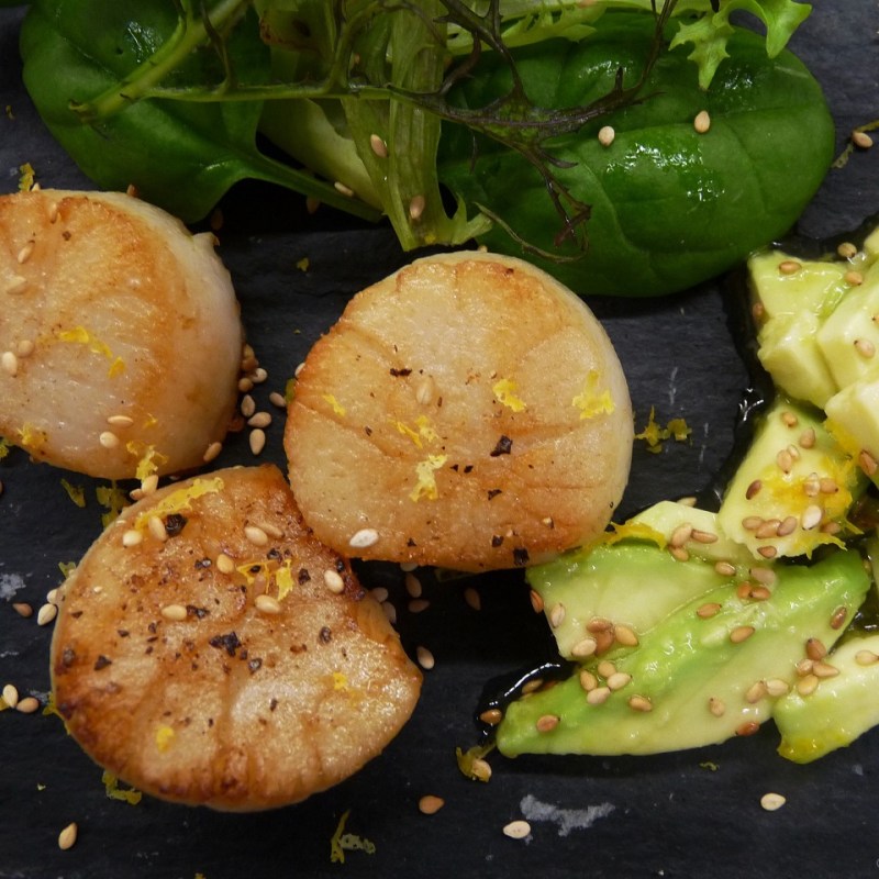 Noix de Saint-Jacques poêlées et avocats aux&nbsp;agrumes