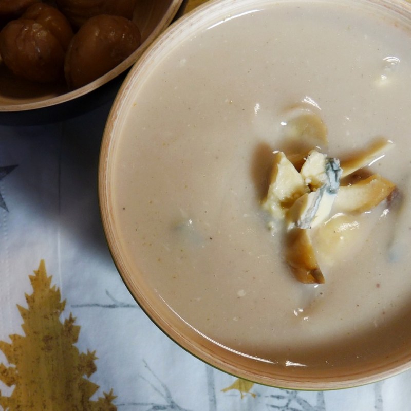 Soupe de céleri rave aux châtaignes et au fromage bleu de&nbsp;Dana