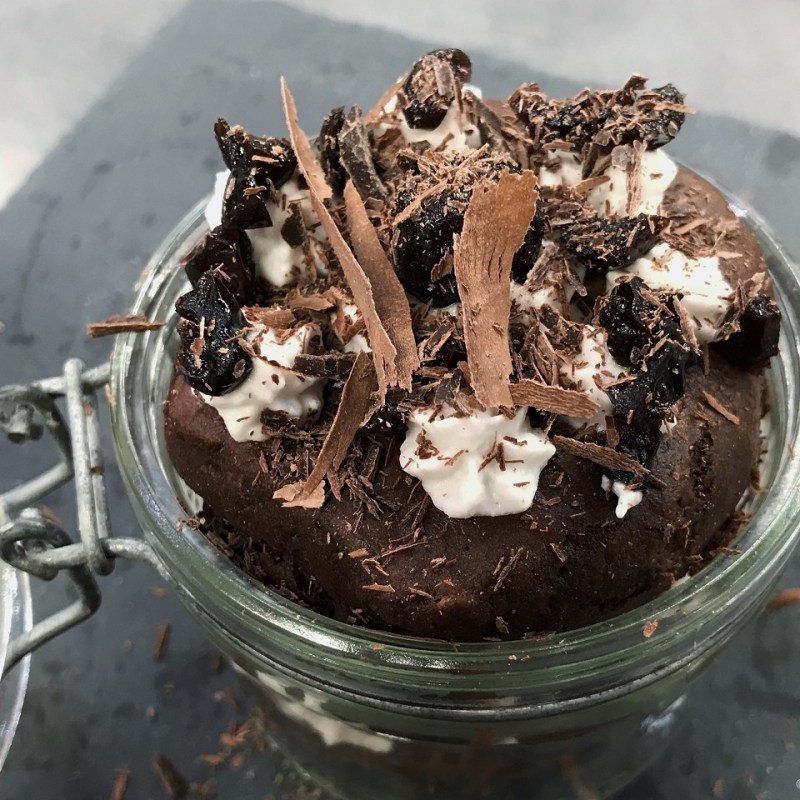 Verrines de Forêt-Noire, cerises confites et chantilly à la crème de coco (sans&nbsp;lait)