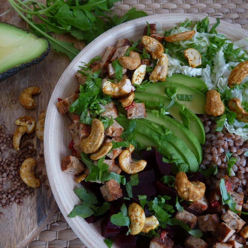 Veggie bowl au kasha, à l&rsquo;avocat et au&nbsp;tofu