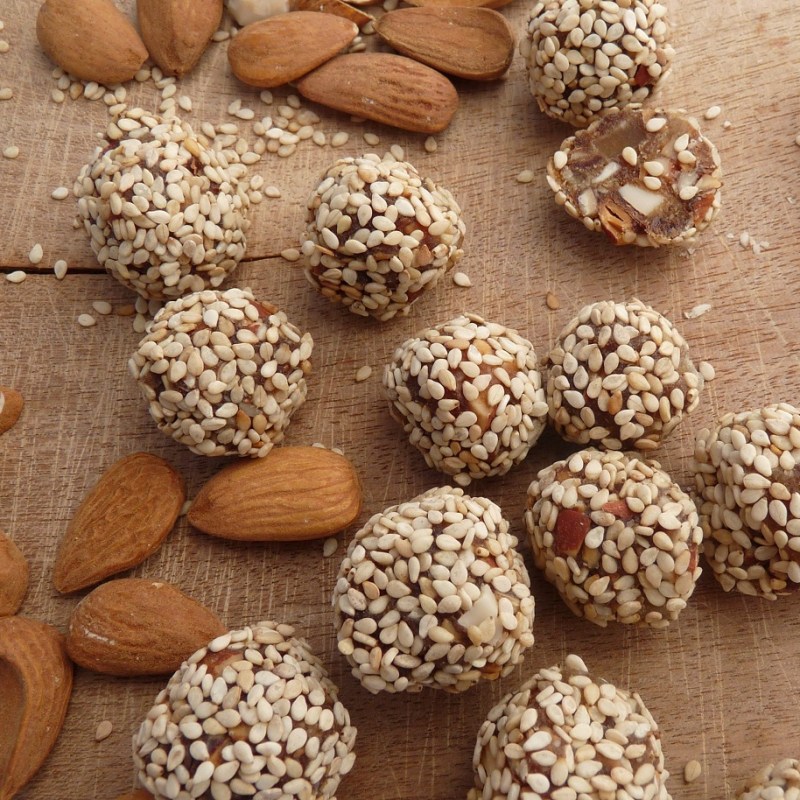 Balles d’énergie aux dattes, amandes et gingembre&nbsp;confit