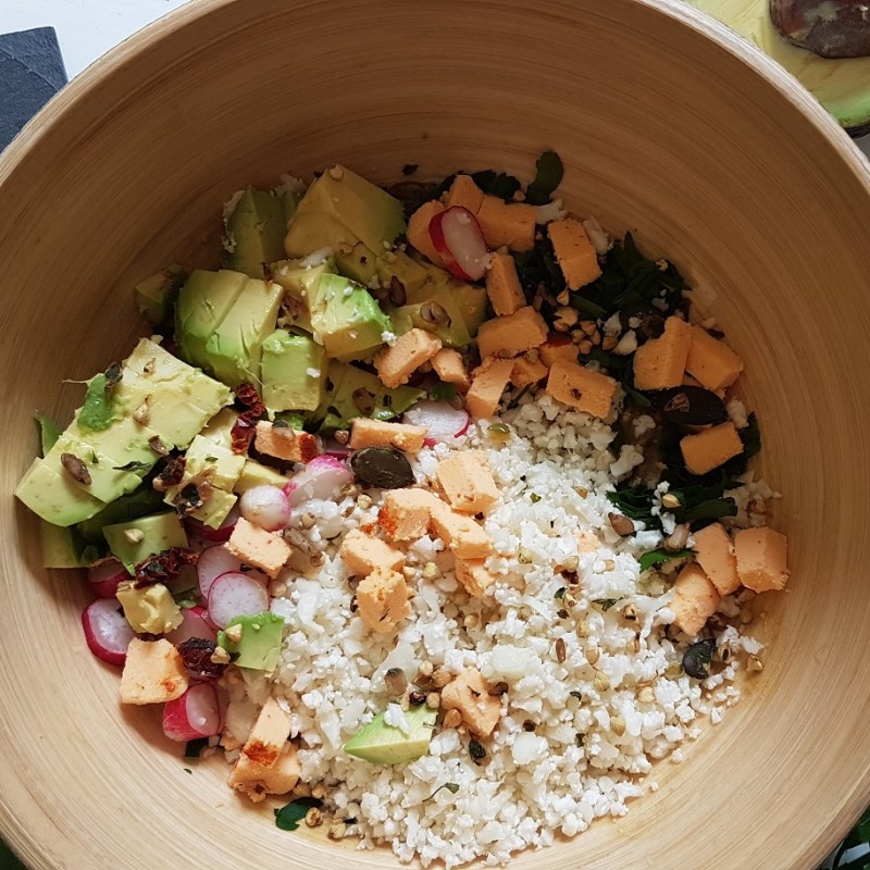 Taboulé de chou-fleur à l’avocat et au &laquo;&nbsp;fromage&nbsp;&raquo; végétal&nbsp;pimenté