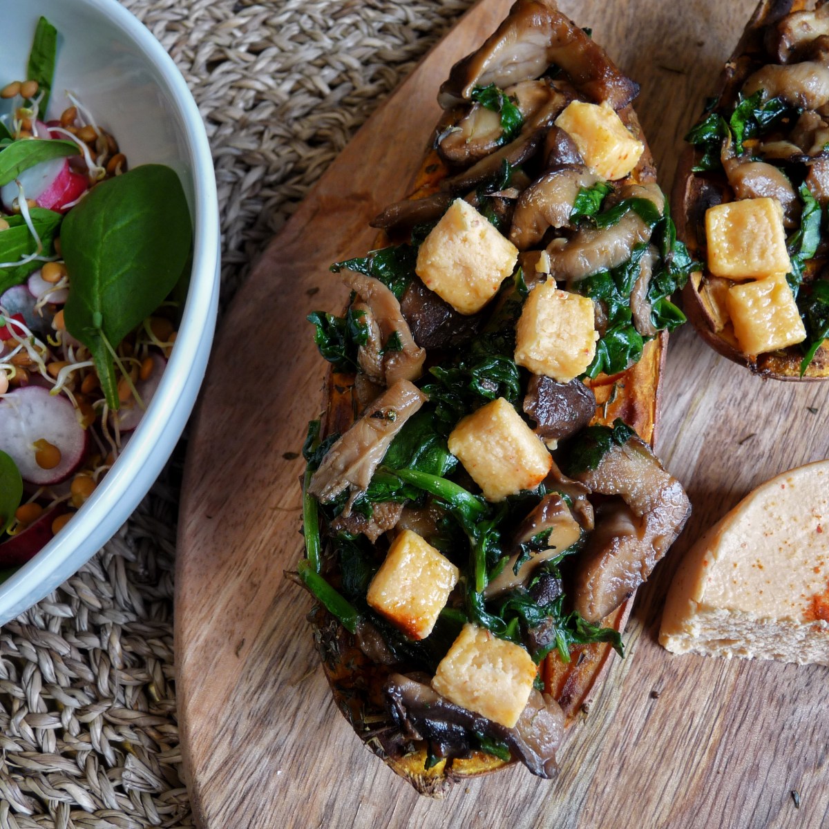 Patates douces farcies aux épinards, aux champignons et au &laquo;&nbsp;fromage&nbsp;&raquo; végétal&nbsp;pimenté