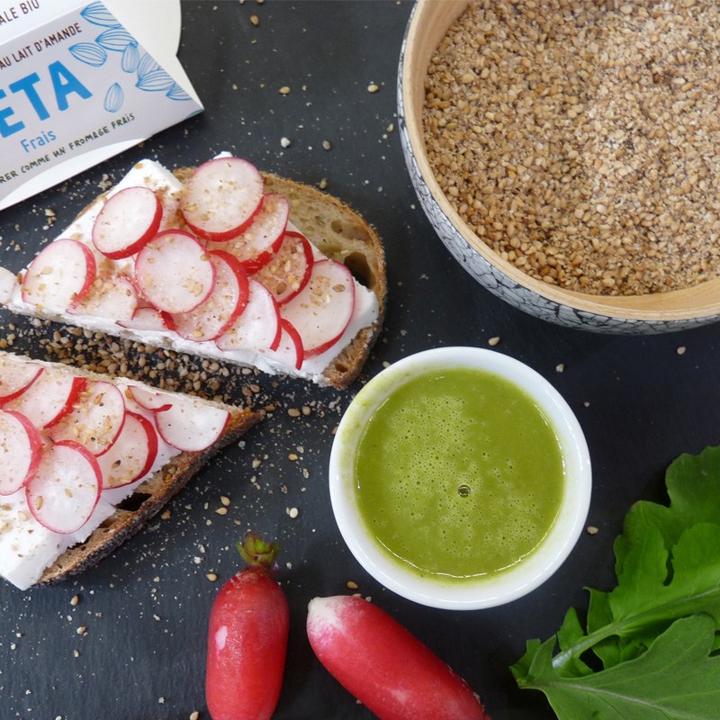 Soupe de fanes de radis et bruschetta au &laquo;&nbsp;fromage&nbsp;&raquo; végétal