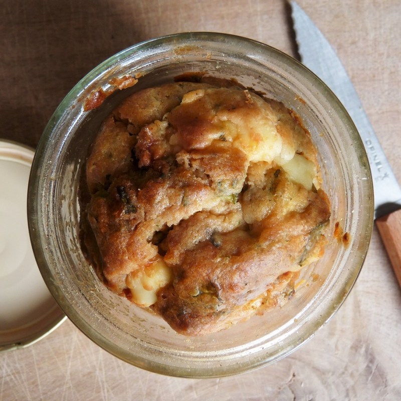 Cake aux fanes de légumes, tomates séchées et&nbsp;feta