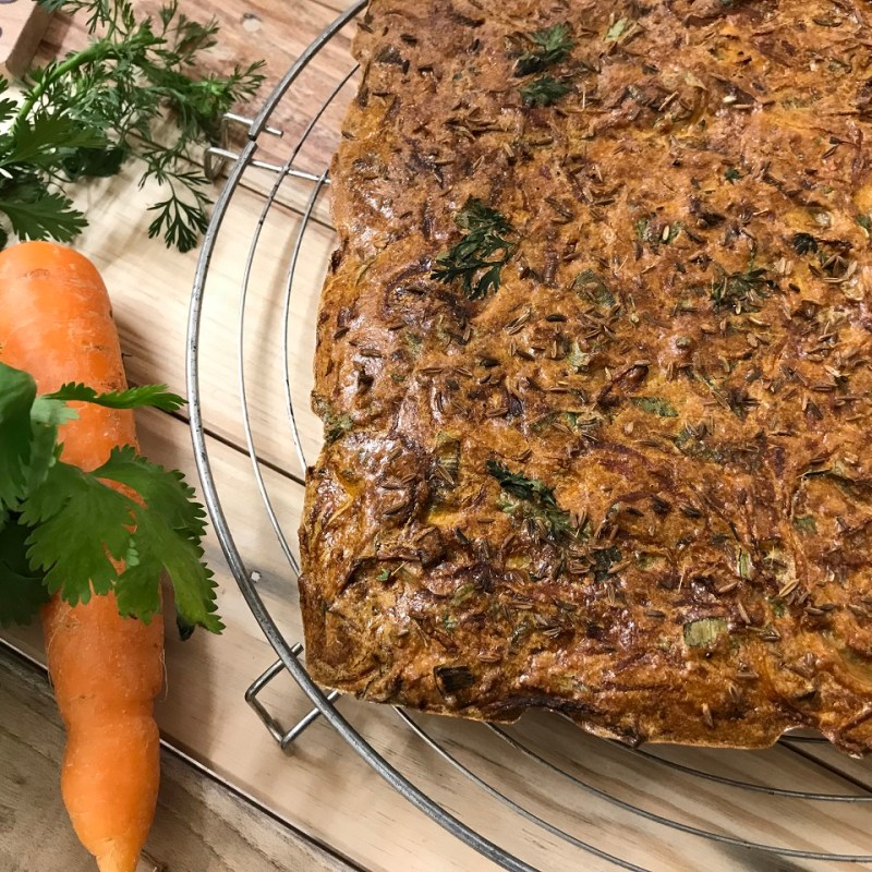 Cake aux carottes, fanes et graines de&nbsp;cumin