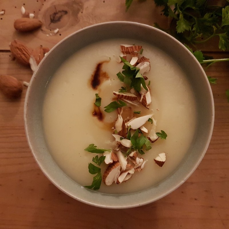 Soupe de panais à l&rsquo;amande et à l&rsquo;ail&nbsp;noir