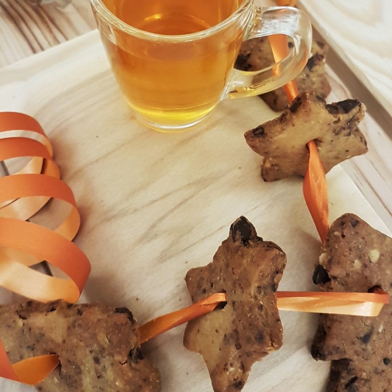 Biscuits sablés &laquo;&nbsp;shortbread&nbsp;&raquo; aux éclats de chocolat et aux&nbsp;noisettes