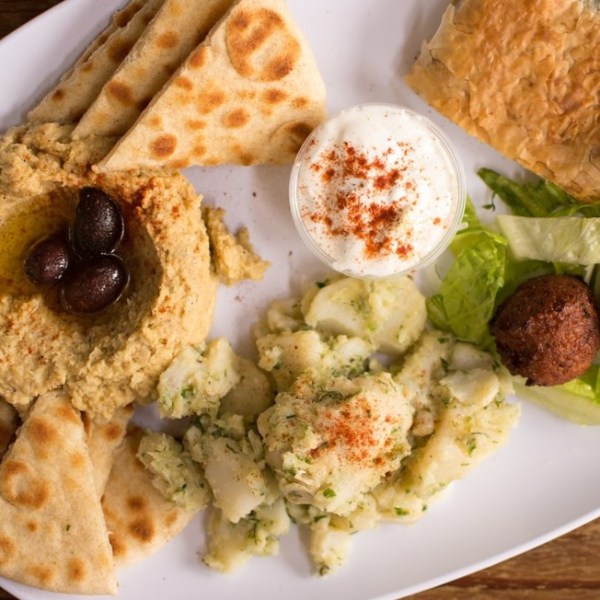 Falafels vegan, sauce au yaourt, houmous et pain&nbsp;pita