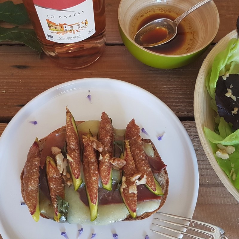 Bruschettas à la tomme de brebis, aux figues fraîches et au jambon&nbsp;sec