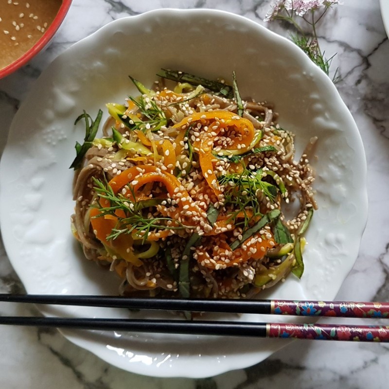Nouilles soba vegan aux spirales de légumes et sauce&nbsp;sésame