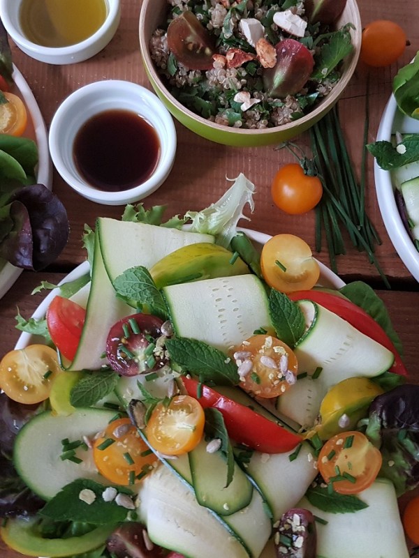 Salade fraîcheur de rubans de courgettes, tomates cerises et graines&nbsp;oléagineuses