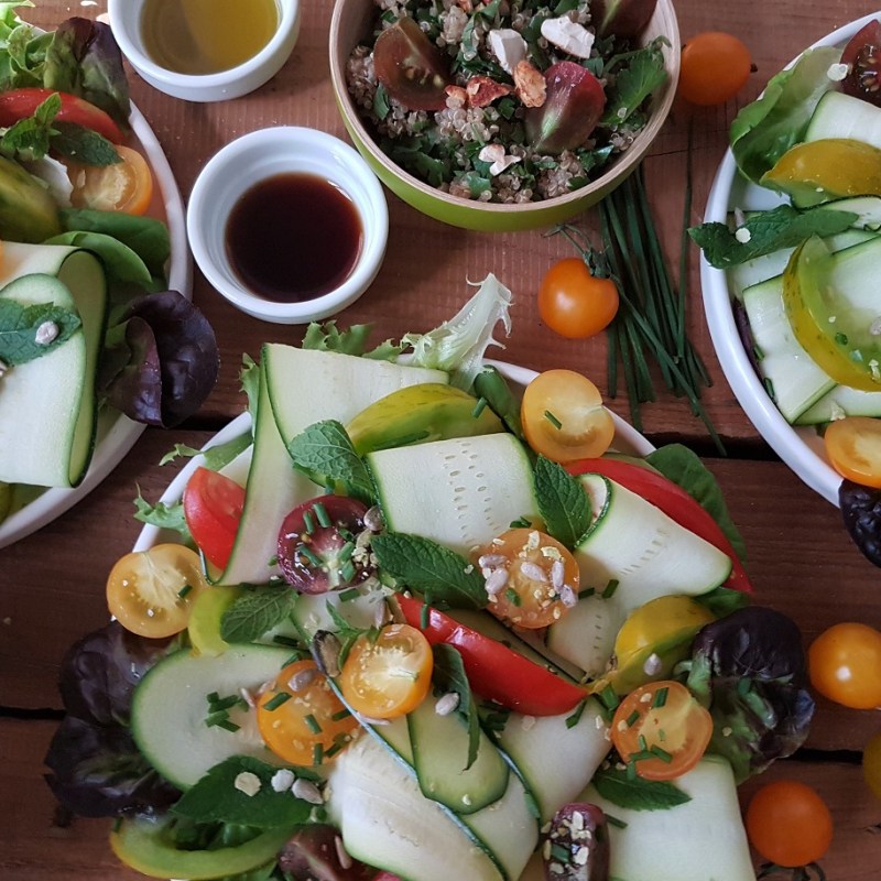 Salade fraîcheur de rubans de courgettes, tomates cerises et graines&nbsp;oléagineuses