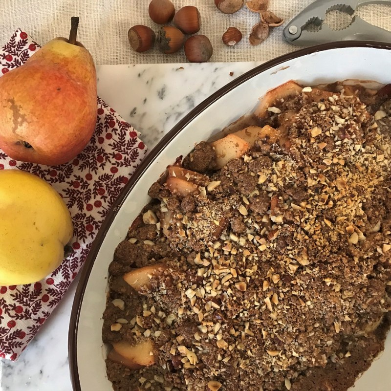 Crumble aux poires, aux coings et aux&nbsp;noisettes