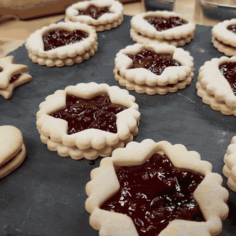 Bredele – biscuits linzer à la confiture (sans lait, sans&nbsp;gluten)