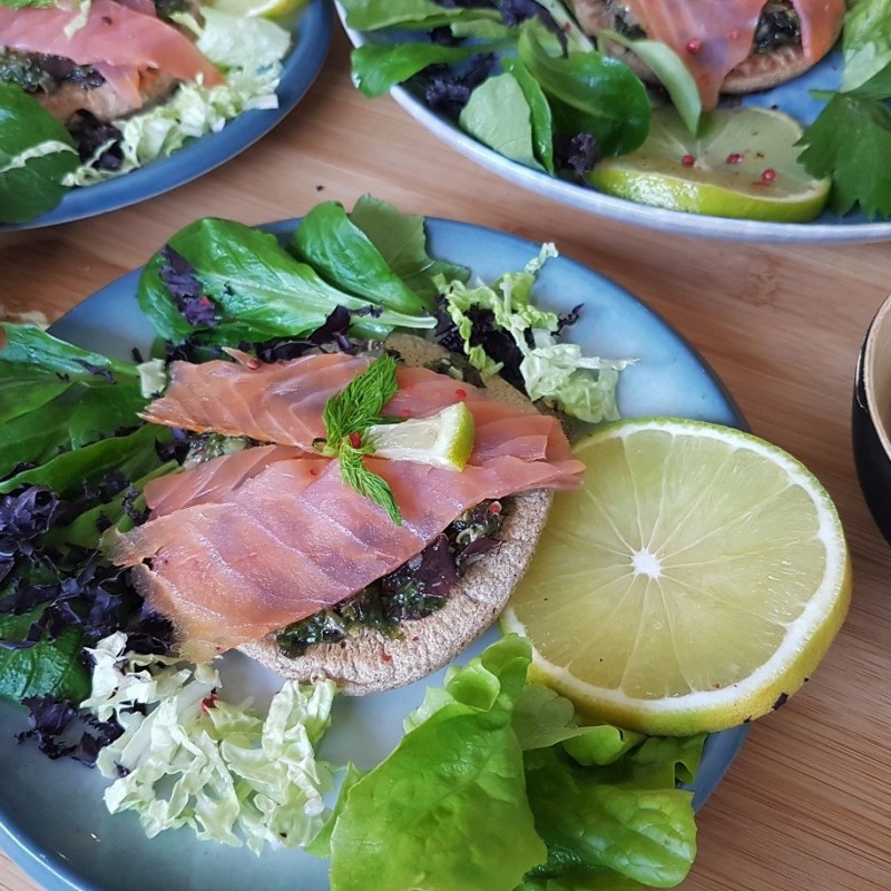 Blinis de sarrasin au tartare d&rsquo;algues et au saumon&nbsp;fumé