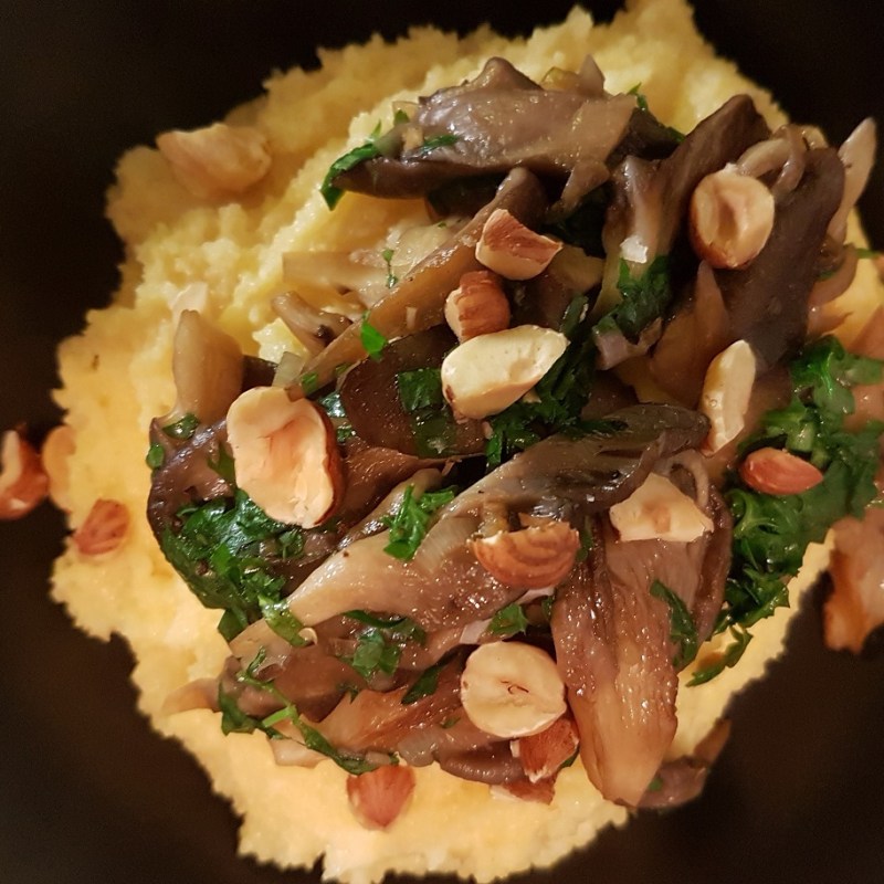 Polenta crémeuse au fromage Le Refrain, noisettes et poêlée de&nbsp;champignons