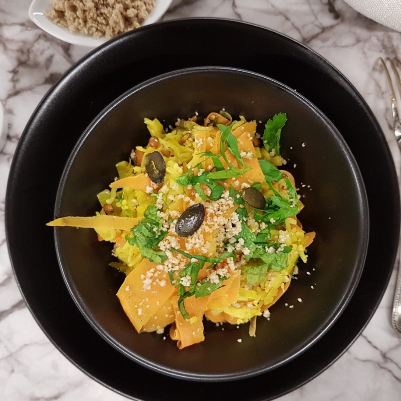 Riz aux petits légumes, noisettes, graines de courge et lentilles&nbsp;corail