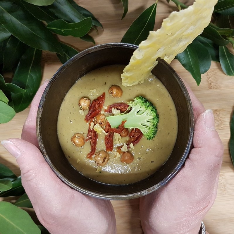 Soupe crémeuse de brocoli aux lentilles vertes et tuile de&nbsp;fromage