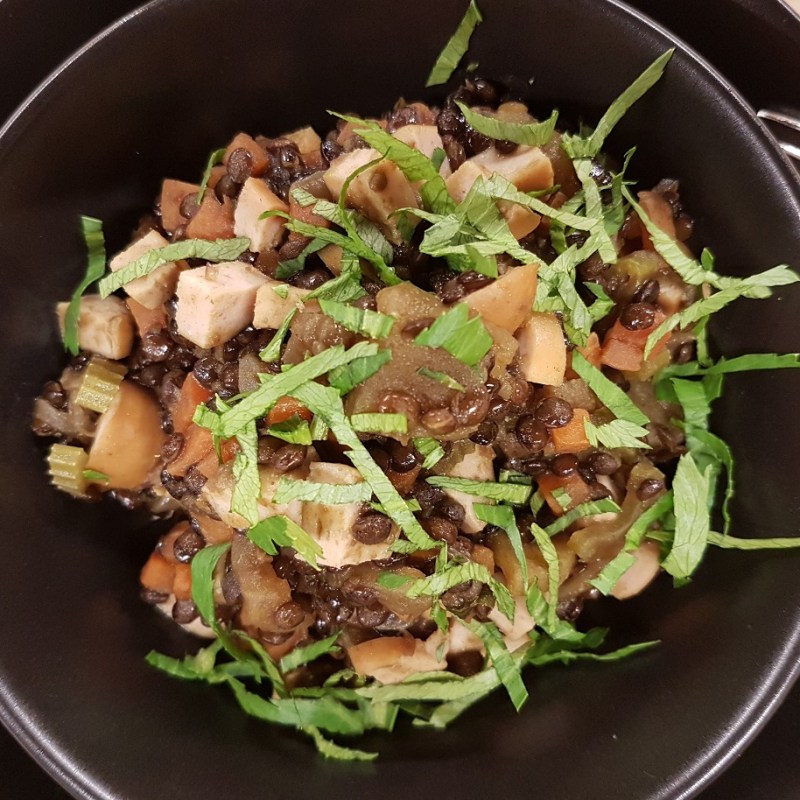 Lentilles beluga façon risotto, pomme cuite et saucisses de&nbsp;Francfort