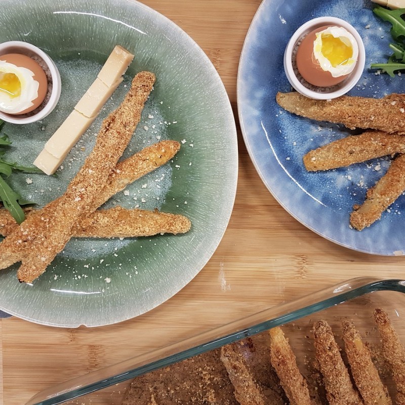 Asperges panées au parmesan et œufs à la&nbsp;coque