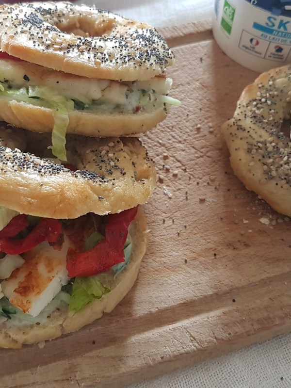 Bagels végétariens au tzatzíki, au fromage grec grillé et aux poivrons&nbsp;marinés