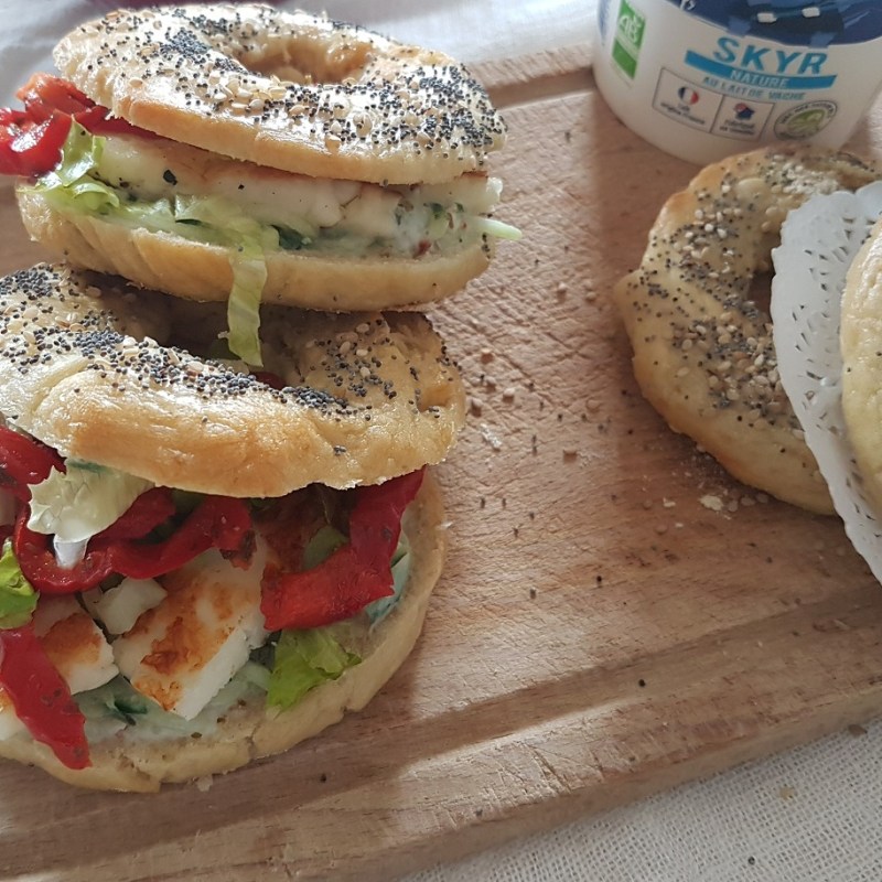 Bagels végétariens au tzatzíki, au fromage grec grillé et aux poivrons&nbsp;marinés