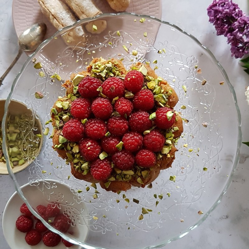 Charlotte soyeuse au chocolat, aux framboises et aux&nbsp;pistaches