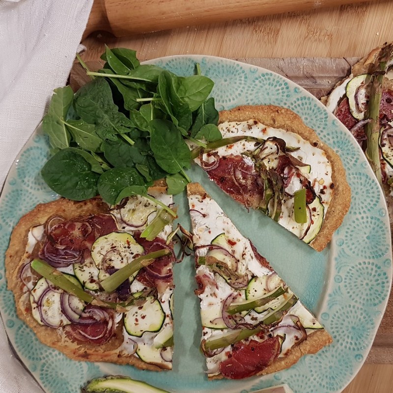 Flammekueche printanière : asperges, courgettes, ricotta et&nbsp;coppa