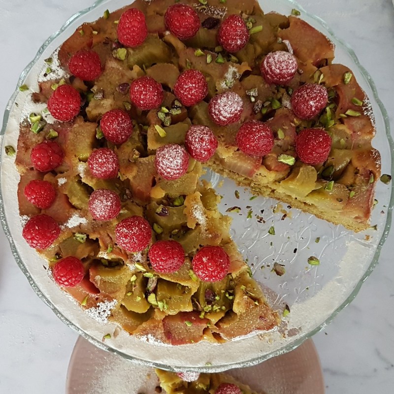 Gâteau moelleux à la rhubarbe, aux framboises et aux pistaches (sans gluten, sans&nbsp;lait)