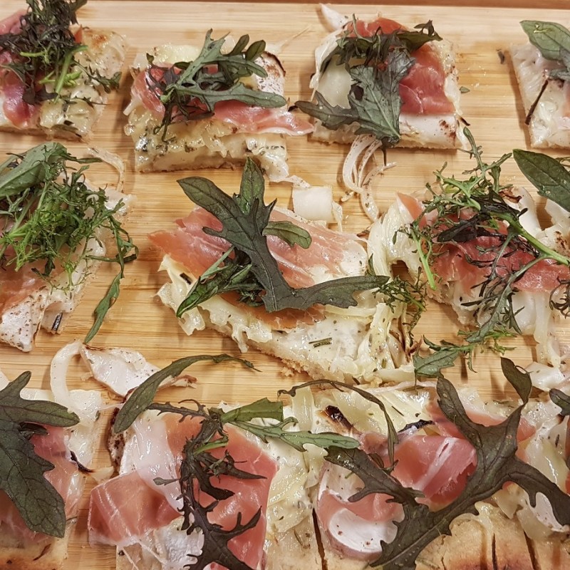 Pizza printanière aux navets, au jambon de Parme et à la&nbsp;mozzarella