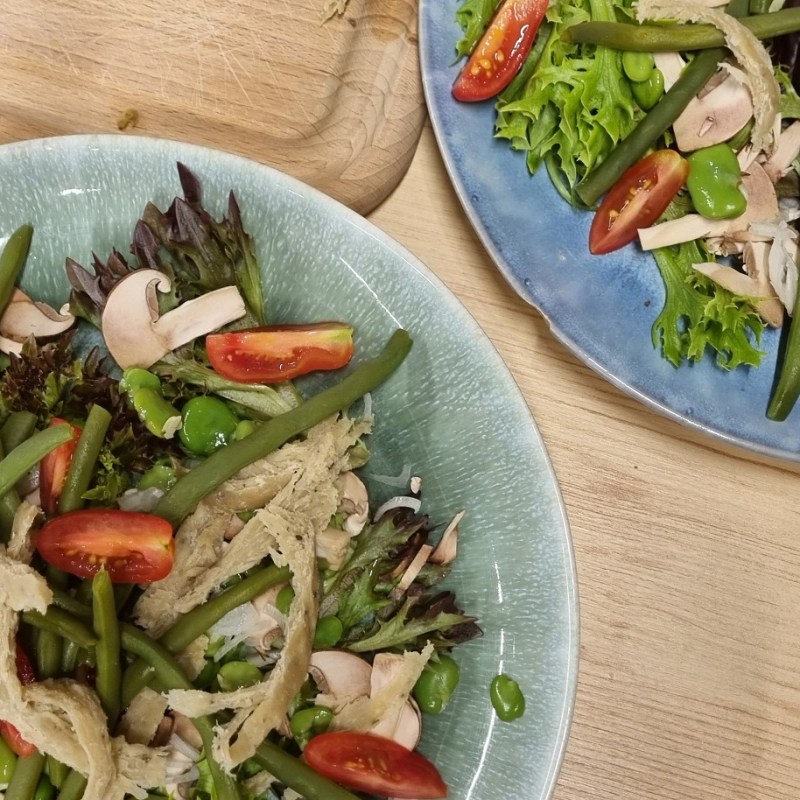 Salade César vegan au seitan et aux petits légumes de&nbsp;saison