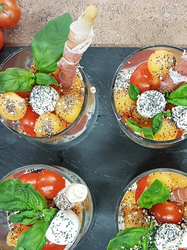 Verrines de ricotta, melon, jambon cru, tomates cerises et&nbsp;burrata