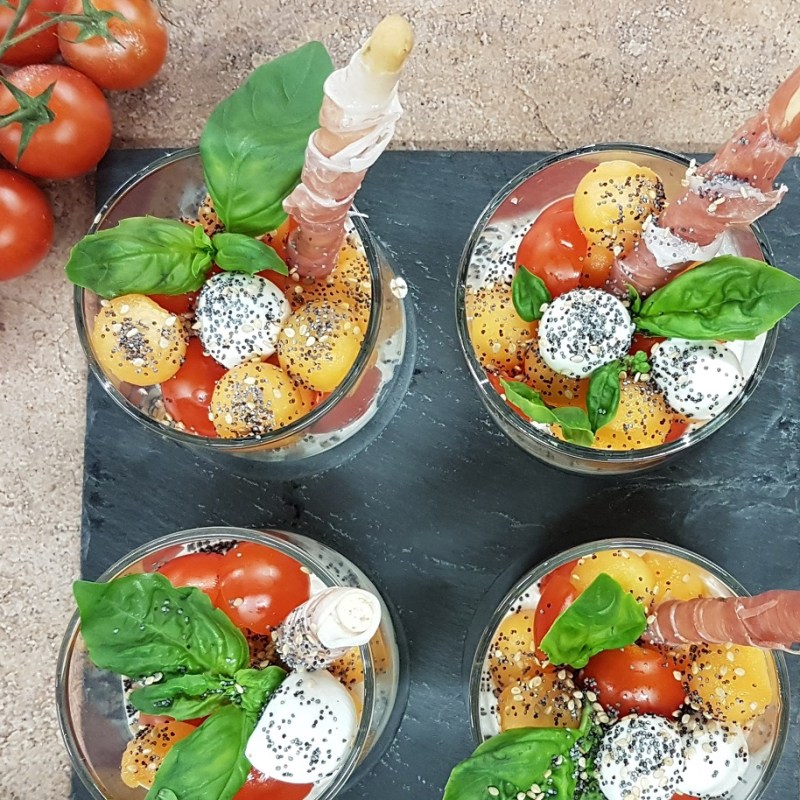 Verrines de ricotta, melon, jambon cru, tomates cerises et&nbsp;burrata