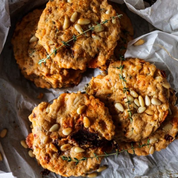 Sablés apéritifs à la tome de chèvre, aux tomates séchées et à la&nbsp;ciboulette