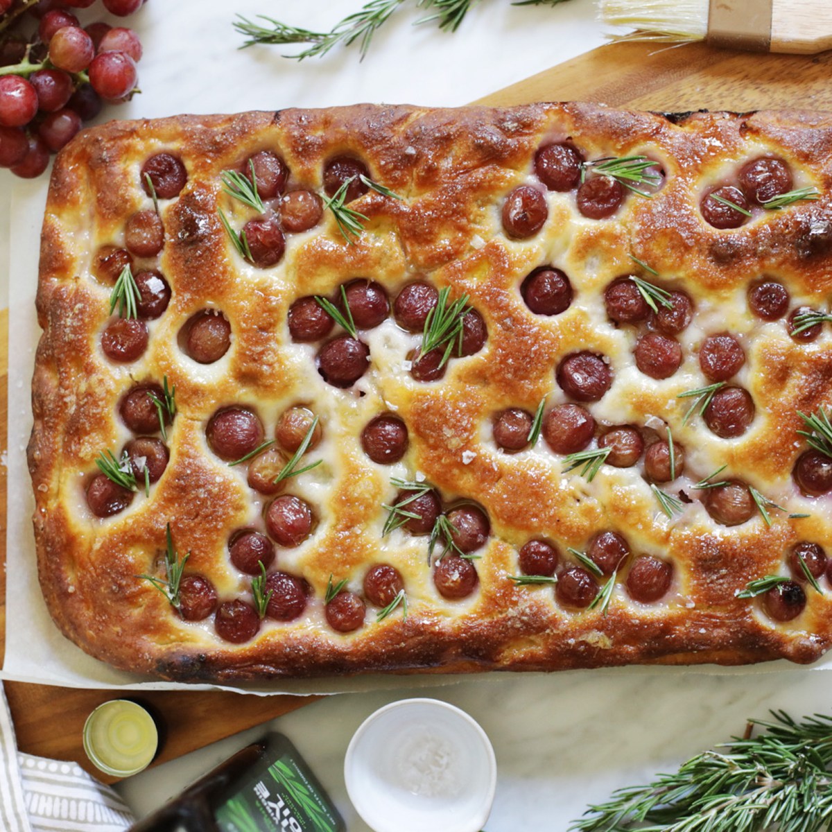 Focaccia d&rsquo;automne : noix, fromage bleu, raisin et&nbsp;romarin