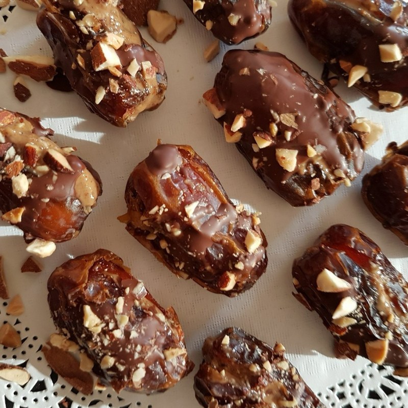 Dattes fourrées à la purée d&rsquo;amande nappées de chocolat&nbsp;noir