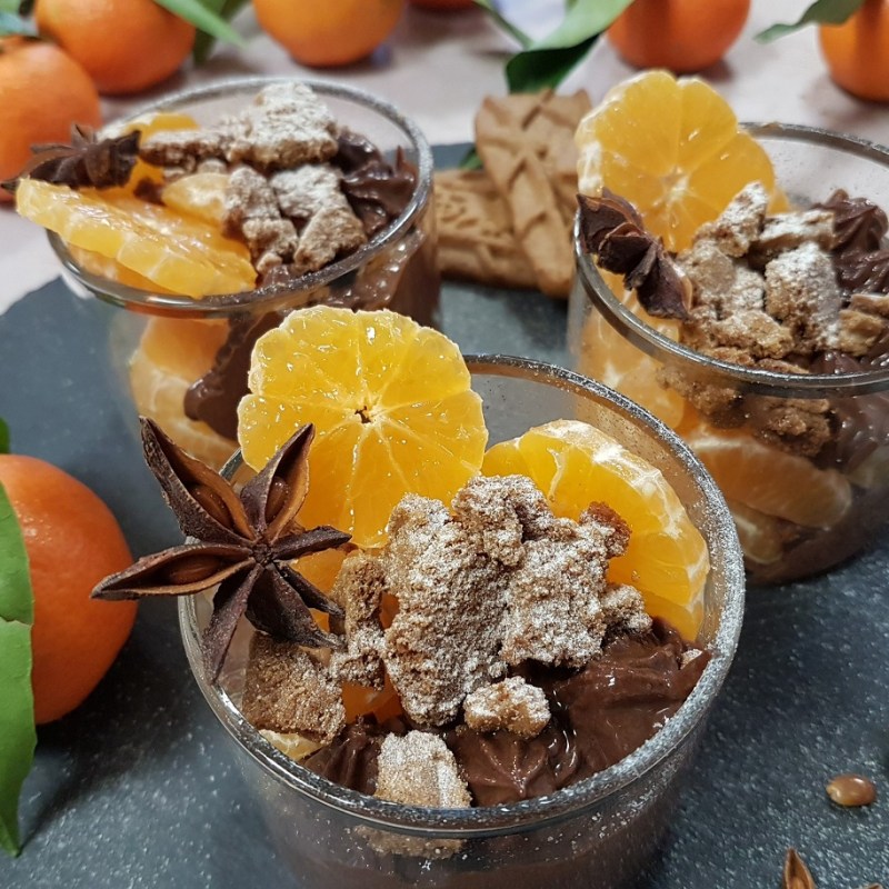 Verrines de mousse au chocolat noir aux clémentines et aux&nbsp;spéculoos