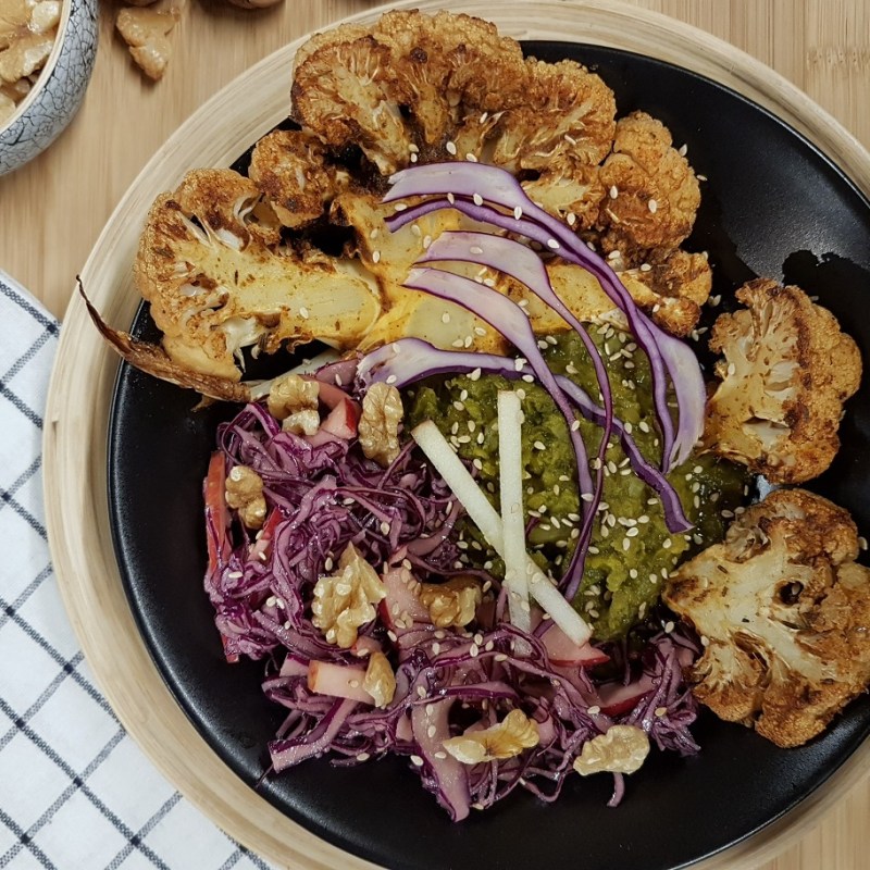 Chou-fleur rôti aux épices, lentilles corail et salade de chou rouge, pomme et&nbsp;noix