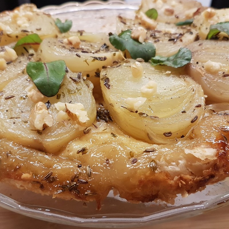 Tarte tatin d&rsquo;oignons caramélisés aux graines de fenouil et au&nbsp;thym
